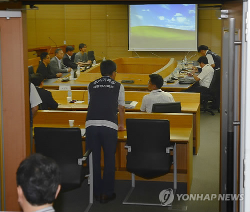 ▲ 21일 오후 경기도 성남 국가기록원에서 2007년 남북정상회담 대화록 재검색이 재개됐다.여야 열림위원들과 민간전문가들이 자리에 앉아 있다.ⓒ연합뉴스