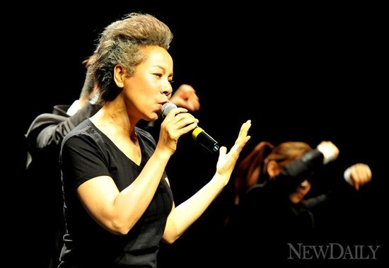 ▲ 6월7일 영등포아트홀에서 열린 [더불어 꿈] 콘서트에서 인순이가 열창을 하는 모습. ⓒ이종현 기자