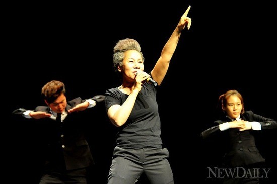 ▲ 6월7일 영등포아트홀에서 열린 [더불어 꿈] 콘서트에서 인순이가 열창을 하는 모습. ⓒ이종현 기자