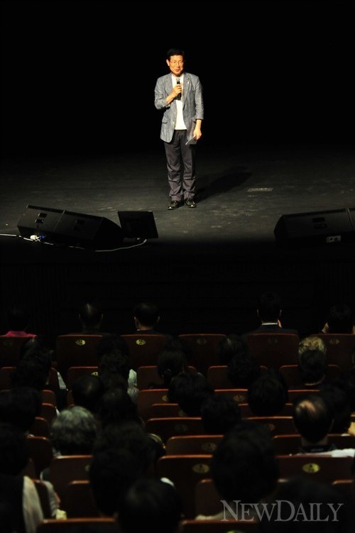 ▲ 6월7일 영등포아트홀에서 열린 [더불어 꿈] 콘서트에 앞서 행사를 주최한 박선규 전 대통령인수위 대변인이 인사를 하고 있다. ⓒ이종현 기자