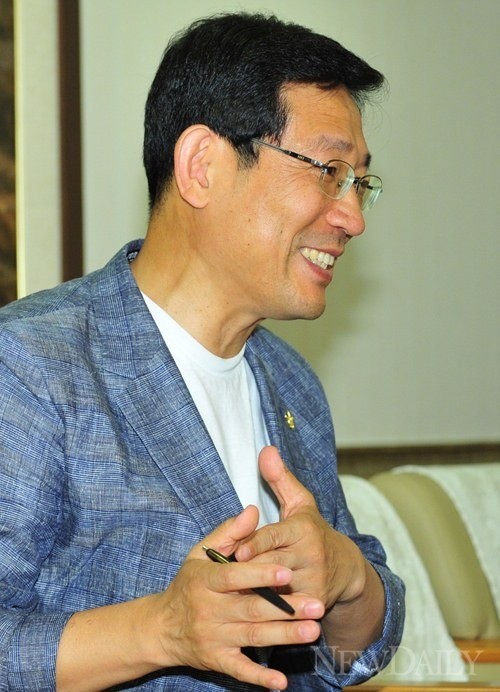 ▲ 박선규 전 대통령직 인수위 대변인이 [더불어 꿈]을 설명하며 기쁜 표정을 짓고 있다. ⓒ이종현 기자