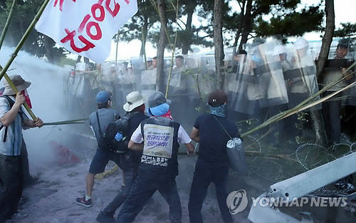 ▲ (울산=연합뉴스) 20일 현대자동차 비정규직의 정규직화를 촉구하는 희망버스가 현대차 울산공장 앞에 집결했다. 희망버스를 타고 온 시위대가 현대차 옆 울타리를 뜯어내고 현대차 직원들과 격돌하고 있다. 2013.7.20