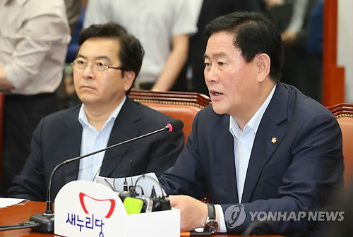 ▲ 최경환 새누리당 원내대표(오른쪽)가 22일 오전 국회 대표최고위원실에서 열린 최고위원회의에서 인사말을 하고 있다.ⓒ연합뉴스