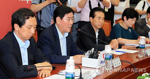 ▲ 최경환 새누리당 원내대표가 22일 당 원내대표실에서 신제윤 금융위원장, 이석재 기획재정부 2차관 등 참석자들과 당정협의를 갖고 금 거래 양성화 방안에 대해 논의하고 있다. ⓒ연합뉴스