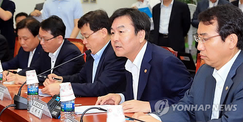 ▲ 신제윤 금융위원장이 22일 새누리당 원내대표실에서 최경환 원내대표 등과 가진 당정협의에서 금 거래 양성화 방안에 대해 논의하고 있다. ⓒ연합뉴스