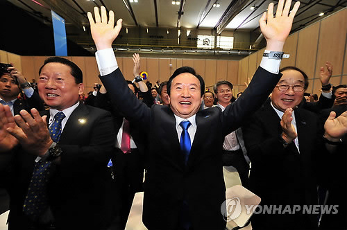 ▲ ▲지난 19일 스페인 바르셀로나에서 대회유치에 성공하고 환호하는 강운태 광주시장(가운데)