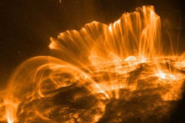 ▲ 태양이 뿜어내는 '홍염(프로미넌스)'의 모습. 태양도 수소폭탄처럼 핵융합을 통해 에너지를 뿜어낸다.