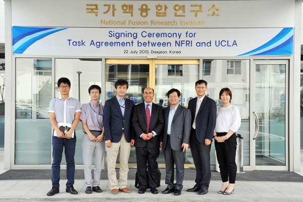 ▲ 美UCLA와 협약을 맺은 후 기념촬영을 한 국가핵융합연구소 관계자들.