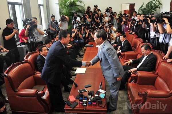 ▲ 새누리당 황진하 의원, 민주당 우윤근 의원 (왼쪽부터)