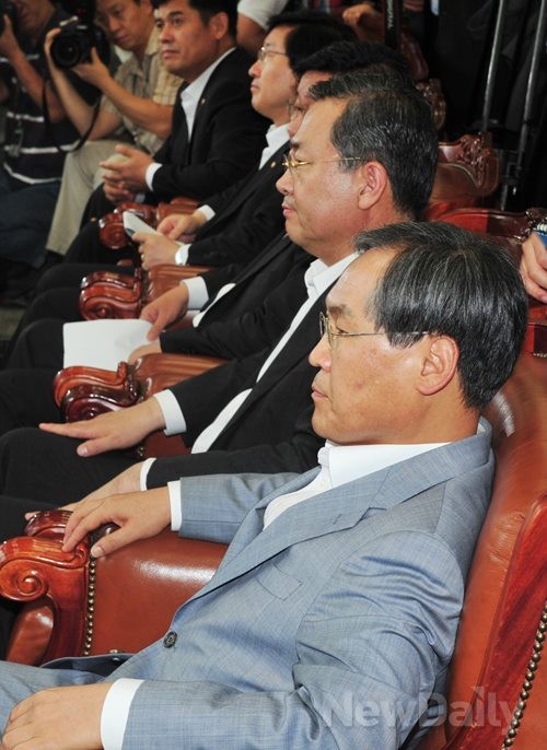 ▲ 민주당 우윤근, 박남춘, 전해철, 박범계, 박민수 의원 (앞쪽부터)