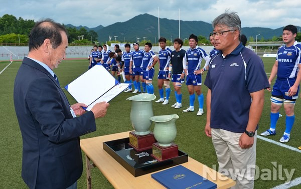 ▲ 최고 지도자상을 받는 [삼성중공업]의 정삼영 감독.ⓒ정상윤