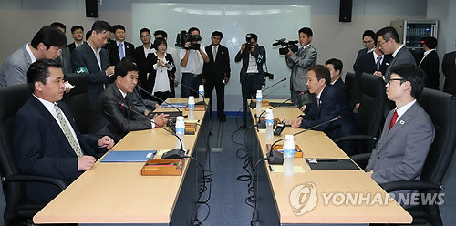 ▲ 개성공단 사태 해결을 위한 남북 당국간 5차 실무회담이 22일 오전 개성공단 종합지원센터에서 열려 우리 측 수석대표인 김기웅 통일부 남북협력지구지원단장(오른쪽)과 북측 수석대표인 박철수 중앙특구개발지도총국 부총국장이 대화하고 있다.ⓒ연합뉴스