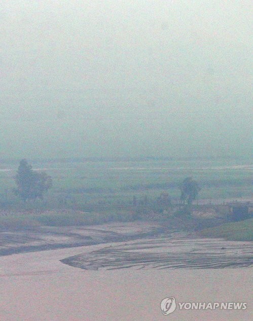 ▲ 해무에 가려진 개성공단. 10일 오후 남북 당국간 제2차 개성공단 실무회담이 성과없이 끝났다. 이날 오후 인천시 강화군 평화전망대에서 바라본 북한 개풍군 개성특구시 유정동마을이 해무에 가려져 있다.ⓒ연합뉴스