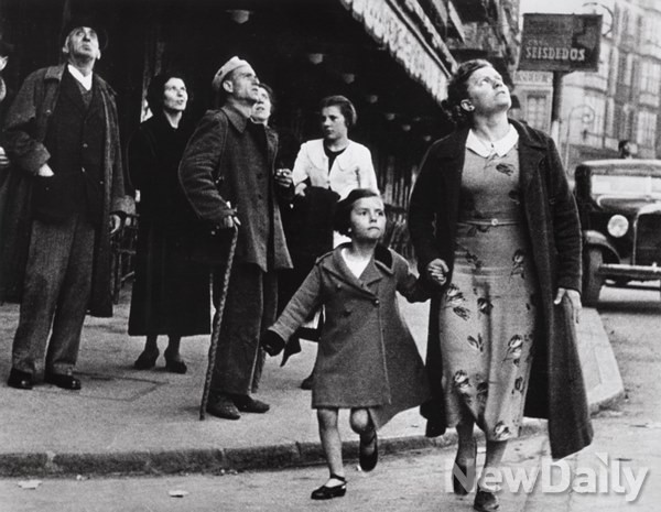 ▲ 공습경보가 울릴 때, 피난처를 향해 달리는 엄마와 딸, 스페인 빌바오. ⓒ 로버트카파 100주년 사진전 운영사무국