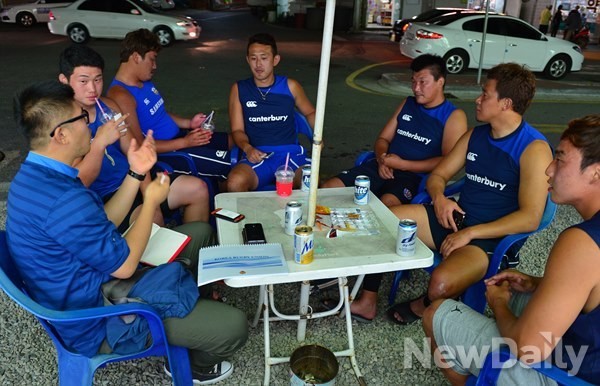 ▲ 왼쪽부터 윤희성 기자, 삼성중공업 송병호(24), 임정민(26), 박무현(25), 최시원, 윤태일, 이의규 선수. 윤태일 선수는 인터뷰 도중 후배들을 불렀다. 럭비의 포지션은 크게 포워드(Forward)와 백스(Backs)로 나눌 수 있다. 윤태일 선수는 "팀에서 가장 고생하는 선수들이 임정민, 박무현, 송병호 선수같은 백스 포지션이다"라고 후배들을 추어올렸다.ⓒ정상윤