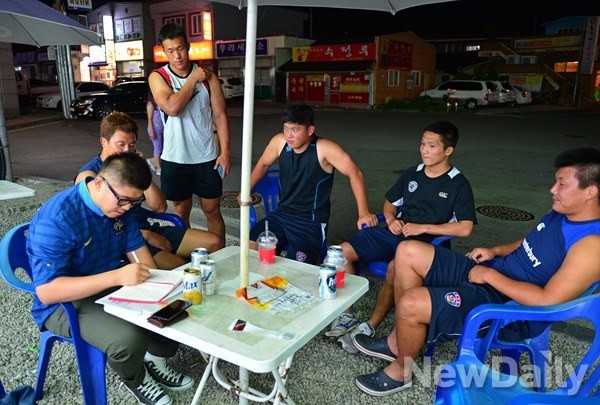 ▲ 왼쪽부터 윤희성 기자, 삼성중공업 윤태일 , 국군체육부대 제갈빈(24), 김남욱(24), 양정민(24), 삼성중공업 최시원 선수. 럭비에서 경기가 끝났다는 말을 [NO SIDE(노사이드)]라고 표현한다. 이는 경기가 끝나면 편이 없어진다는 의미다. [삼성중공업]과 [국군체육부대]는 이날 우승 트로피를 두고 경기를 펼쳤지만 저녁에는 모여서 담소를 나눴다. 참고로 [국군체육부대] 선수들은 편의점 옆 카페에서 나오는 길에 인터뷰를 하던 [삼성중공업] 선수들에게 인사를 하기위해 잠시 들린 것으로 술은 전혀 마시지 않았다.ⓒ정상윤