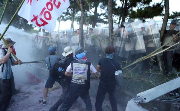 ▲ 지난 7월 20일 울산 현대차 공장을 습격한 희망버스 시위대의 모습. 이게 '평화'다.