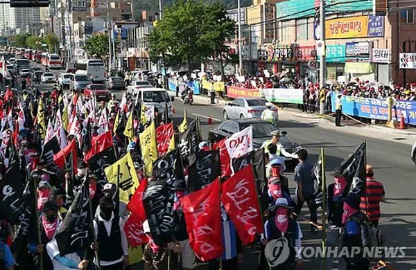 ▲ 지난 7월 20일 희망버스 시위대가 도로를 점거한 채 현대차 공장으로 향하고 있다. [사진: 연합뉴스]