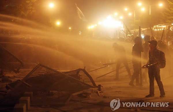 ▲ 경찰이 물대포를 쏘는 가운데서도 대치를 풀지 않는 희망버스 시위대. 참 '평화'롭다. [사진: 연합뉴스]