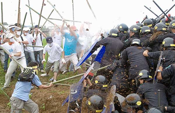 ▲ 2005년 7월 '평화대행진' 당시 경찰에게 죽봉을 휘두르는 '평화시위대'. 이때 경찰은 물론 현역군인들도 부상을 입었다.