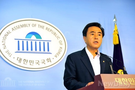 ▲ 김태흠 새누리당 원내대변인이 23일 국회 정론관에서 브리핑을 하고 있다.ⓒ이종현 기자