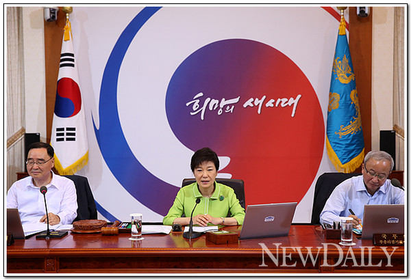 ▲ 박근혜 대통령이 23일 청와대에서 국무회의를 주재하고 있다. 사진 오른쪽이 현오석 경제부총리 ⓒ 뉴데일리