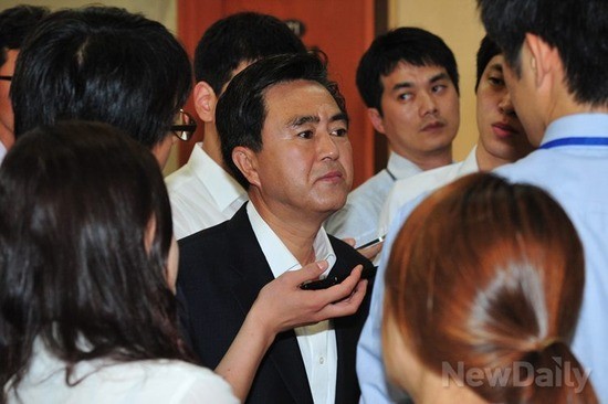 ▲ 김태흠 새누리당 원내대변인이 23일 국회 정론관에서 민주당의 물타기 공세를 비판하는 기자회견을 한 뒤, 기자들의 질문에 답하고 있다.ⓒ이종현 기자