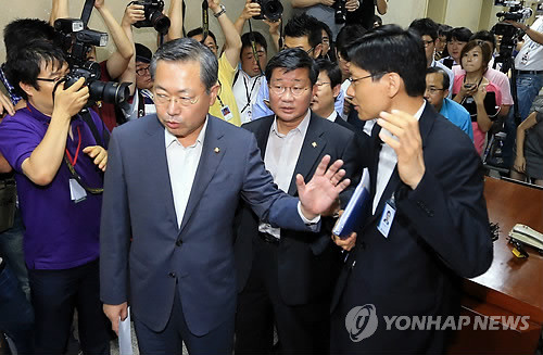 ▲ 박남춘 민주당 의원등 열람위원들이 23일 오전 국회 운영위 소회의실에 보관된 2007 남북 정상회담 사전 사후 자료 열람을 요청하기 위해 운영위원장실로 향하고 있다.ⓒ연합뉴스