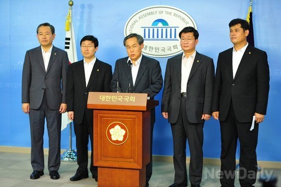 ▲ 우윤근 민주당 의원 등 열람위원들이 23일 국회 정론관에서 남북정상회담 부속 자료 열람을 주장하고 있다.ⓒ이종현 기자