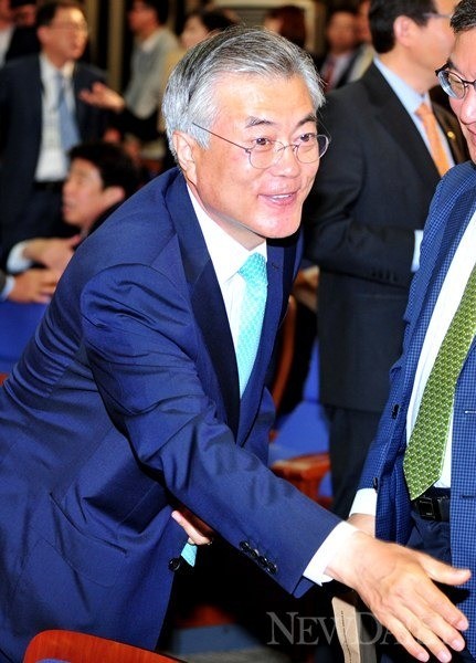 ▲ 친노 세력의 핵심인 민주당 문재인 의원이 지난 5월15일 국회에서 동료 의원과 인사하고 있다.ⓒ이종현 기자