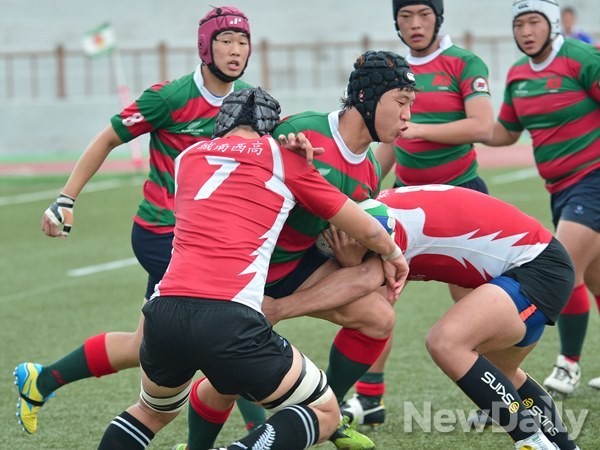 ▲ 성남서고등학교와 서울도시과학기술고등학교가 제24회 대통령기 럭비대회 8강전에서 맞붙었다.ⓒ정상윤