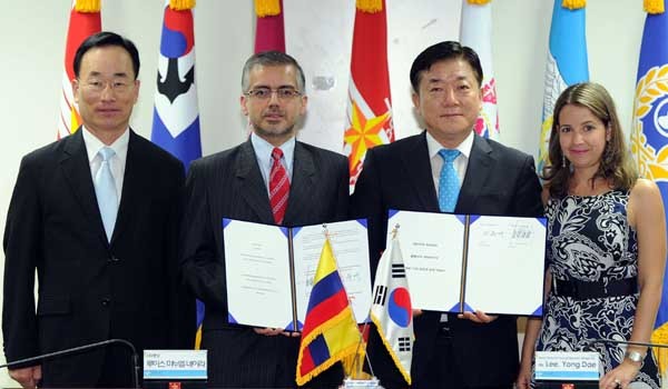 ▲ 23일 우리나라 국방부와 콜롬비아 국방부 관계자가 초계함 인도 약정서를 맺은 뒤 포즈를 취했다.