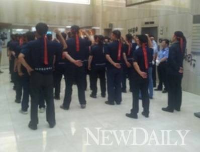 ▲ 이건호 국민은행장이 노조의 저지에 막혀 이틀째 출근하지 못했다. 사진은 이 행장이 자리를 떠난 후에도 구호를 외치고 있는 국민은행 노조원의 모습.