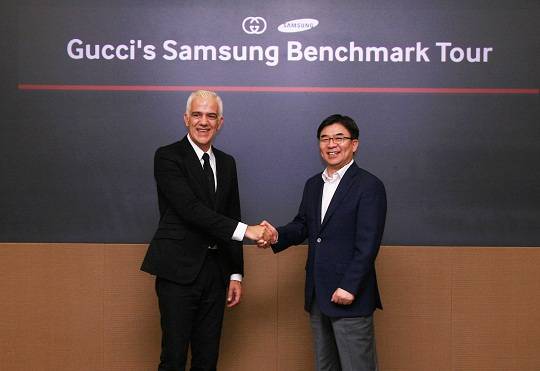 ▲ 23일 삼성전자 수원 디지털시티를 방문한 구찌의 슈(shoe) 비즈니스 담당 '마시모 리구찌(Massimo Rigucci)' 사업부장(사진 왼쪽)과 삼성전자 영상디스플레이사업부 김현석 사업부장이 기념 촬영을 하고 있다.