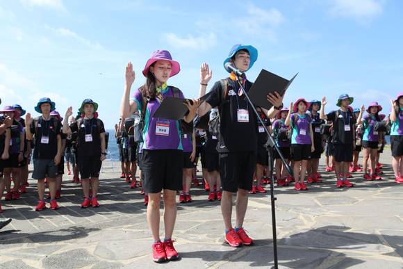 ▲ [희망풍차 SR 나눔로드] 출정식에 동참한 원정대 대원들이 국토대장정 출정 결의행사를 갖고 있다.