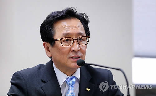 ▲ (사진=연합뉴스) 최수현 금융감독원장은 오는 25일 금융지주 회장들과의 회동에서 [고배당] 자제를 요구할 것으로 알려졌다.