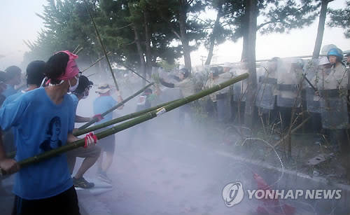 ▲ [전원 정규직화]를 요구하는 하청노조를 지원하러 간 [희망버스] 참가자들이 죽봉을 들고 불법시위를 하고 있다.ⓒ연합뉴스