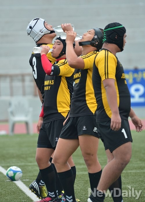 ▲ 23일 전라남도 강진군 강진읍 교촌리 럭비전용구장에서 열린 제24회 대통령기 전국 종별 럭비 선수권대회 고교부 8강전에서 전남고등학교 선수들이 경기 중 물을 마시고 있다ⓒ정상윤