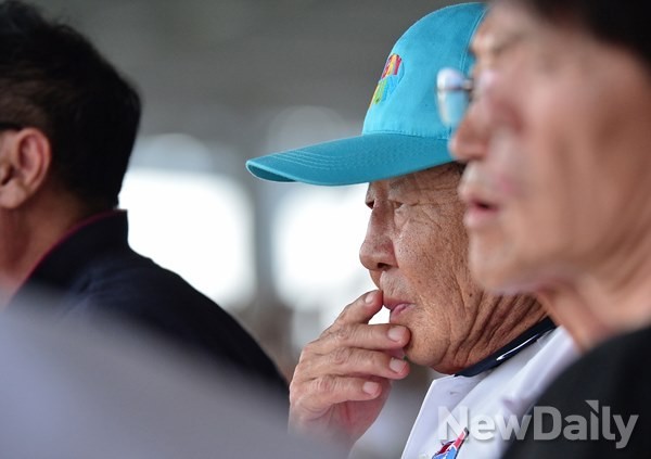 ▲ 대한럭비협회 원종천 부회장(가운데 하늘색 모자 착용)ⓒ정상윤