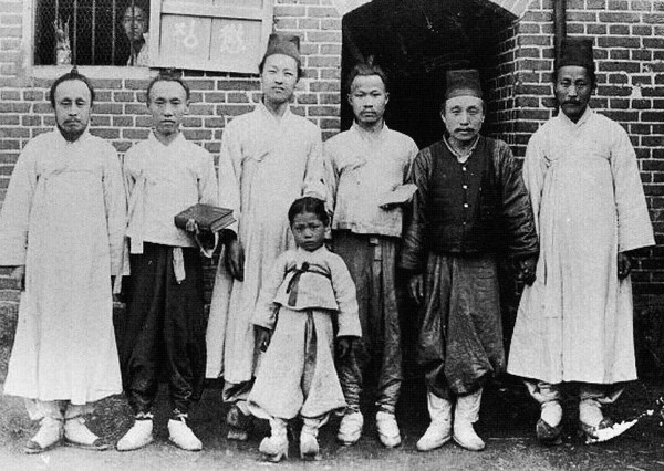 ▲ 이승만(중앙)과 함께 감옥에서 성경공부를 하던 동지들이 성경책을 들고있다. 이승만 앞의 어린이는 아들 봉수.