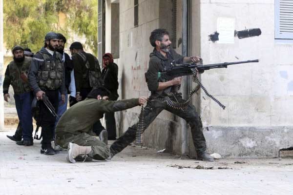 ▲ 내전 중인 시리아에서 반군이 정부군을 향해 기관총을 쏘고 있다.
