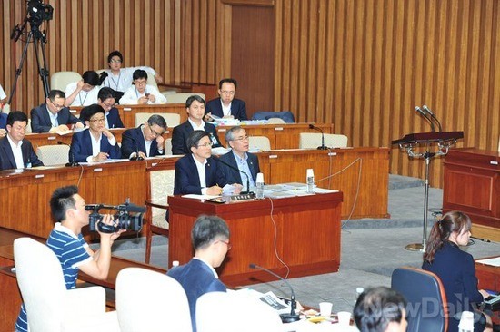 ▲ 황교안 법무부 장관이 24일 국회에서 열린 국가정보원 댓글 의혹 사건 등의 진상규명을 위한 국정조사특위 전체회의에서 여야 위원들의 질문을 듣고 있다.ⓒ이종현 기자