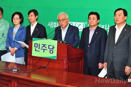 ▲ 김한길 민주당 대표(가운데)가 24일 오후 국회 당대표실에서 기자회견을 열어 새누리당에 NLL 공방을 중지하자고 제안하고 있다.ⓒ이종현 기자