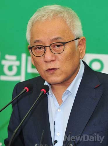 ▲ "이제 NLL 대화록 그만하고 국정원 조사합시다!" 김한길 민주당 대표는 24일 기자회견을 통해 NLL 대화록 실종사건의 대책으로 국정원 국정조사를 주장했다.