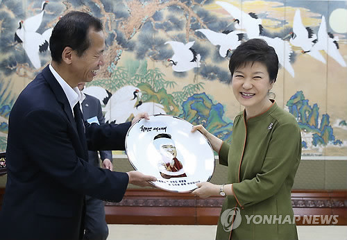 ▲ 대통령이 지방자치단체 첫 업무보고를 받기위해 24일 강원도 춘천시 강원도청을 방문, 최문순 강원도지사로부터 박 대통령의 캐리커처가 담긴 자기접시를 선물받고 있다 .ⓒ  연합뉴스