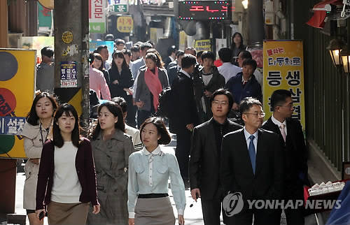 ▲ (사진=연합뉴스) [유리지갑] 직장인들이 국민연금을 한 푼이라도 덜 내기 위해서는 소득월액이 제대로 계산됐는지 확인하는 수고가 필요하다.