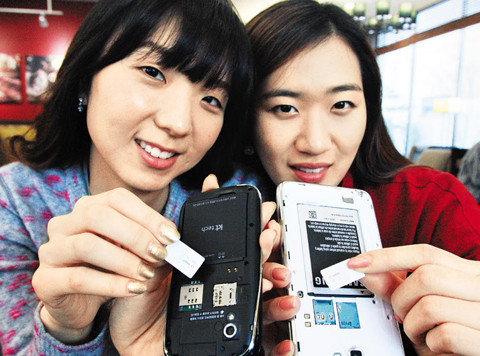 ▲ 사용자를 식별할 수 있도록 휴대폰에 사용되는 유심ⓒKT