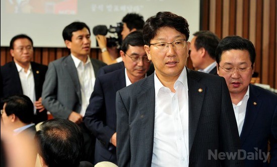 ▲ 권성동 간사를 비롯한 새누리당 국조특위 위원들이 민주당 정청래 의원의 억지 주장과 편파적 진행에 항의하며 회의장을 퇴장하고 있다. ⓒ이종현 기자