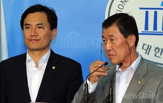 ▲ 2007년 남북정상회담 대화록 새누리당 열람위원인 김진태(왼쪽), 황진하 의원이 24일 오후 국회 정론관에서 기자회견을 열고 검찰에 즉각 수사의뢰할것을 촉구하고 있다. ⓒ이종현 기자