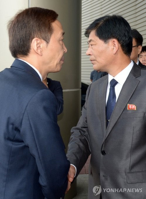 ▲ 개성공단 사태 해결을 위한 남북 당국간 6차 실무회담이 25일 오전 개성공단 종합지원센터에서 열렸다. 북측 수석대표인 박철수 중앙특구개발지도총국 부총국장(오른쪽)이 우리 측 수석대표 김기웅 통일부 남북협력지구지원단장을 맞이하고 있다.ⓒ연합뉴스